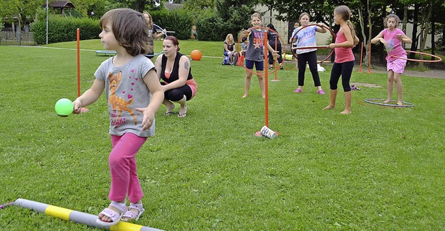 Zum Start des Kinderferienprogramms in... sportlich auf dem Schulpausenhof zu.   | Foto: Paul Berger