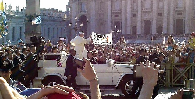 Papst Franziskus, aufgenommen von den ..., bei seinem Weg ber den Petersplatz.  | Foto: privat