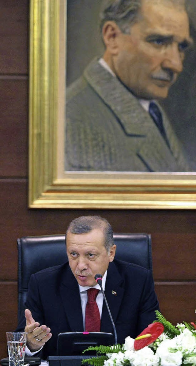 Erdogan unter dem Bildnis von Staatsgrnder Atatrk  | Foto: AFP