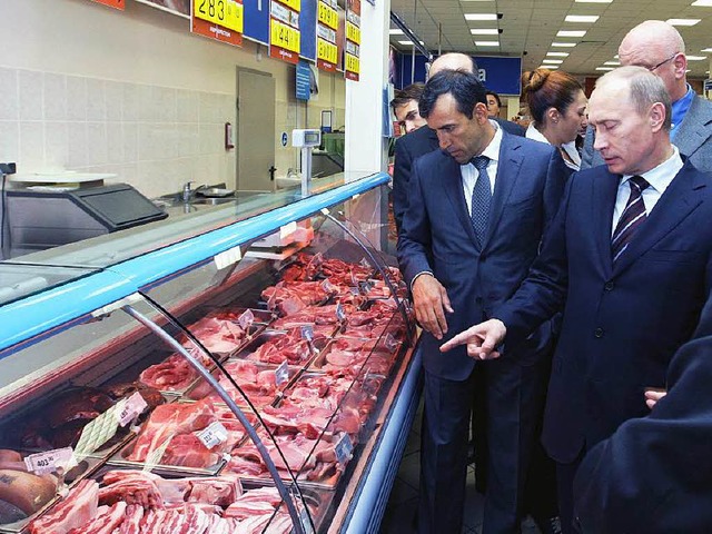 Russen, kauft russisches Fleisch, laut...r Putins 2009 an einer Moskauer Theke?  | Foto: epa Alexey Nikolsky