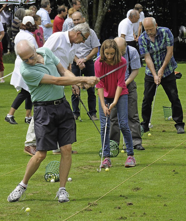 Am Tag der offenen Tr im Golfclub Obe...hrungen mit dem Golfschlger sammeln.   | Foto: Dietmar Noeske