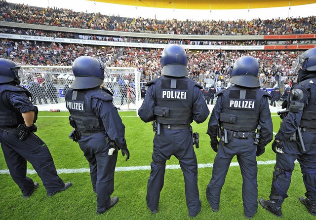 Teure Einstze: Die Polizei geht gegen randalierende Stadionbesucher vor.   | Foto: dpa
