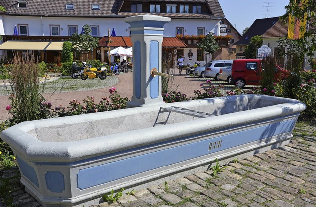 Aufwendig saniert wurde der Dorfbrunnen in Ewattingen.   | Foto: Khnemund