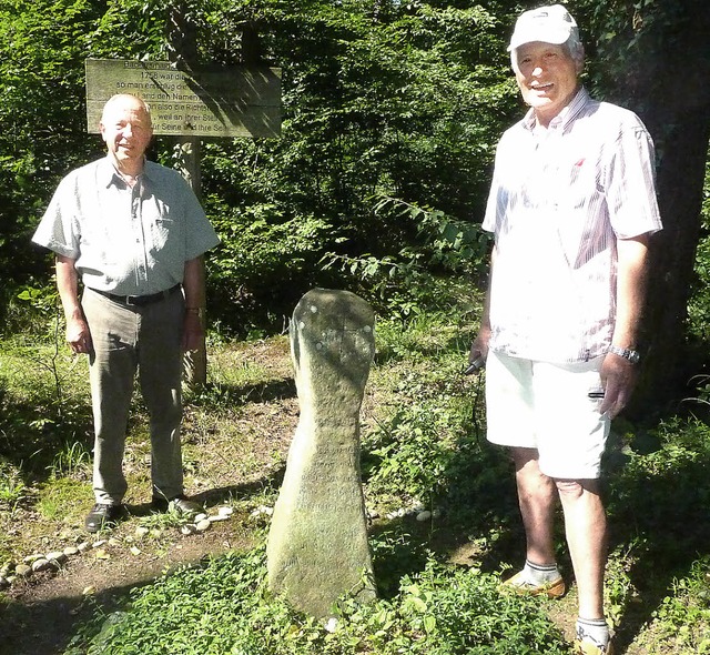 Noch rtseln Konrad Ganz (r.) und Hans...in orthodoxes Kreuz eingemeielt ist.   | Foto: Lauffer