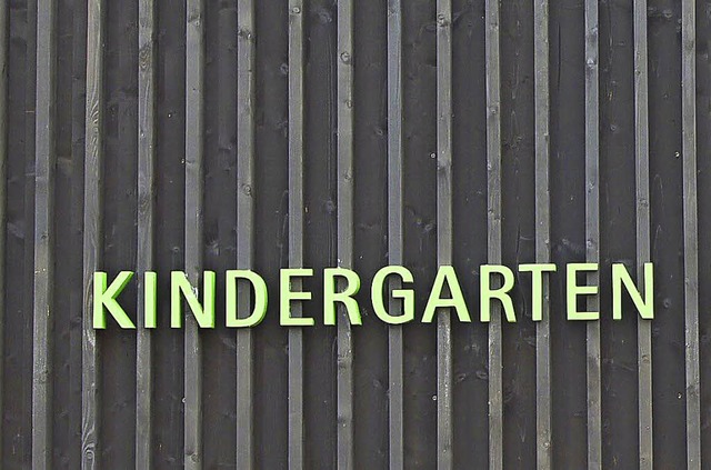 Mit Kunst aus Kinderhand soll die dunk... des Kindergartens aufgehellt werden.   | Foto: Mutz