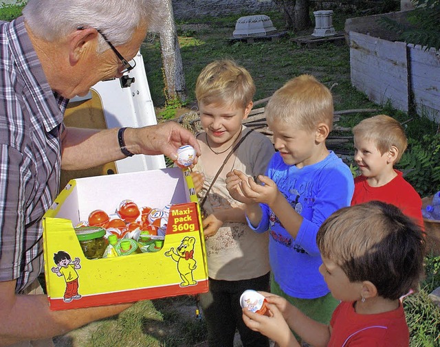 Heinz Intveen verteilt Mitbringsel an die Heimkinder.   | Foto: Rolf Reissmann