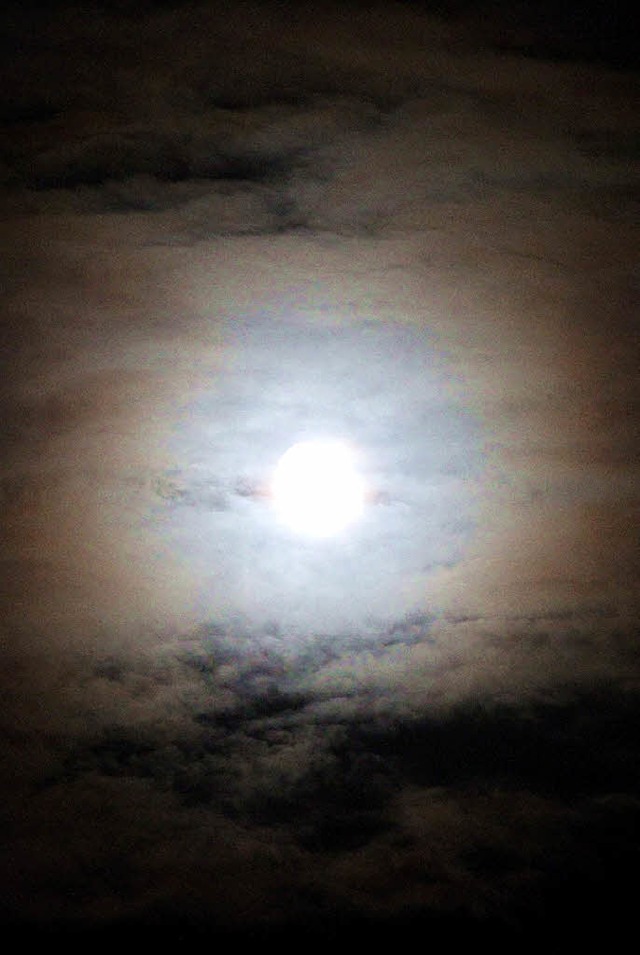 Ein Hof um den Mond kndigt einen baldigen Wetterumschwung an.  | Foto: Helmut Kohler