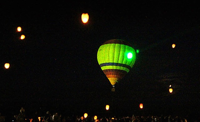 Ballon und Lampions fr den Friedden   | Foto: ziesmer