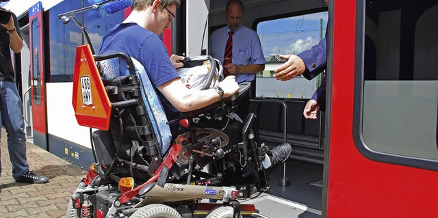Oskar Sommer vom Behindertenbeirat Lr...e Benutzer der Rollstuhlfahrer-Rampe.   | Foto: Mink