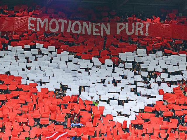 Mit ganzem Herzen dabei: die Fans des SC Freiburg im Stadion.  | Foto: dpa