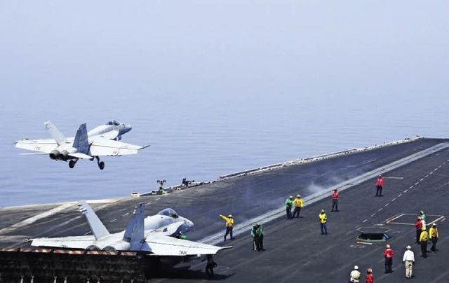 Das Bild zeigt F-18-Kampfjets, die am ...chte die US-Regierung zunchst nicht.   | Foto: AFP