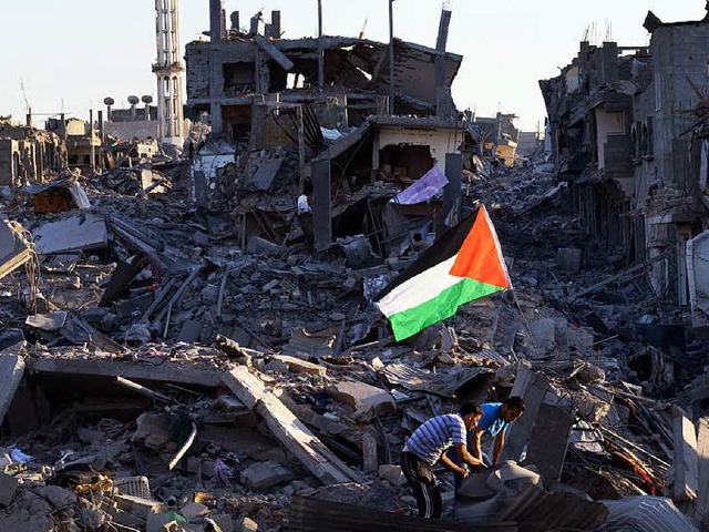 In Gaza City weht die palstinensische Flagge ber dem Kriegsschutt.   | Foto: AFP