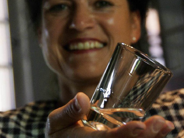 Der fertige Gin, im Glas serviert, ist...romas eine hochprozentige Offenbarung.  | Foto: Martin Pfefferle