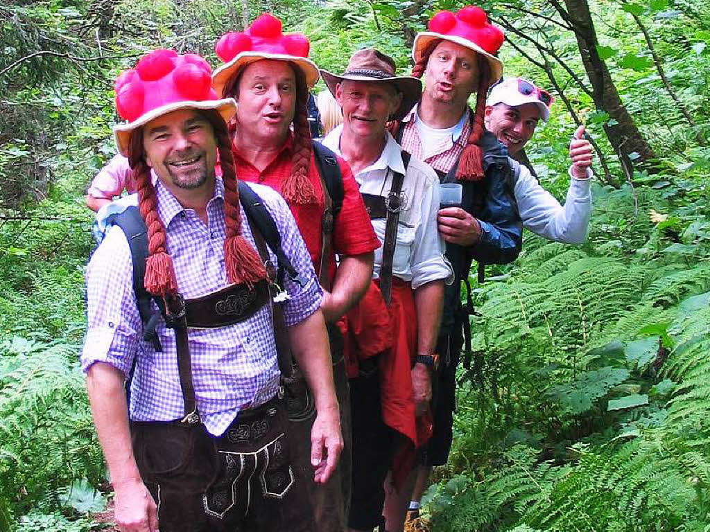 Rote Farbtupfer setzte die Wandergruppe aus Oberried mit ihren Bollenhten