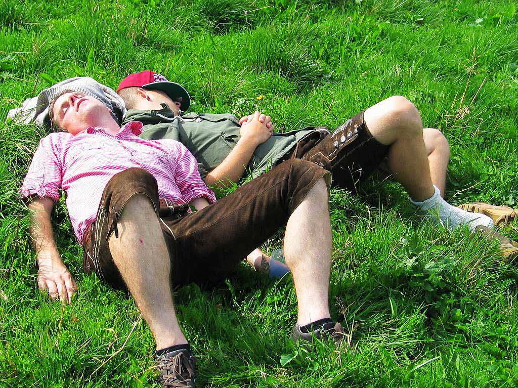 Zwei junge Burschen halten Mittagschlaf in der Sonne.