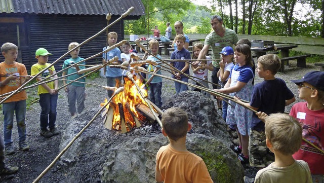 Das Grillen am Lagerfeuer gehrte zu d...hepunkten zu Beginn der Ferienspiele.   | Foto: Roland Vitt