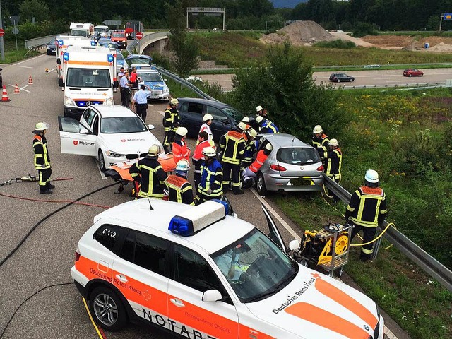 Ein Unfall mit vier Verletzten, darunt...nburger Ei fr Verkehrsbehinderungen.   | Foto: FW OG