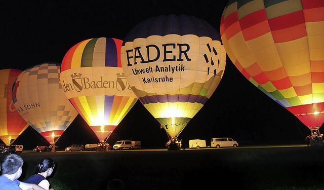 Punktgenau eingeschwebt und dann von M...itetes Glhen:  fnf Heiluftballons.   | Foto: wolfgang knstle