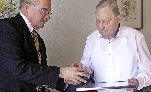 Clemens Bieniger ehrte  Armin Holzbach (rechts).   | Foto: cri