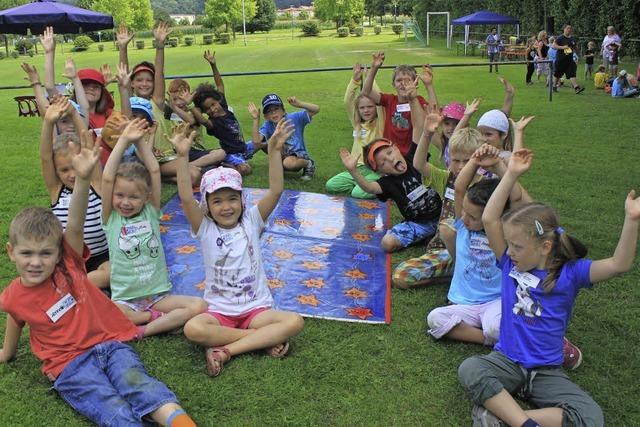 Kinder freuen sich auf viele Spiele