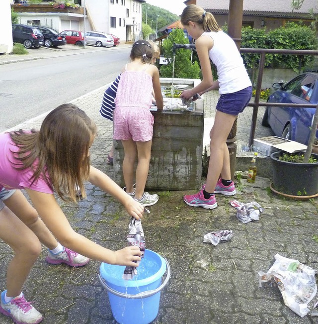 Mit einer Zeitung Wasser aus dem Brunn...aben den Kindern Tipps  fr das Quiz.   | Foto: Gabriele Rasenberger