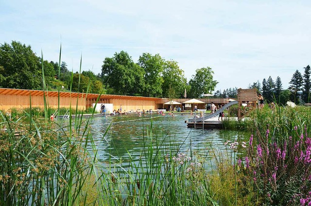 Beliebt bei Besuchern von beiderseits ...nze: der Badesee im Riehener Naturbad.  | Foto: Matthias Maier
