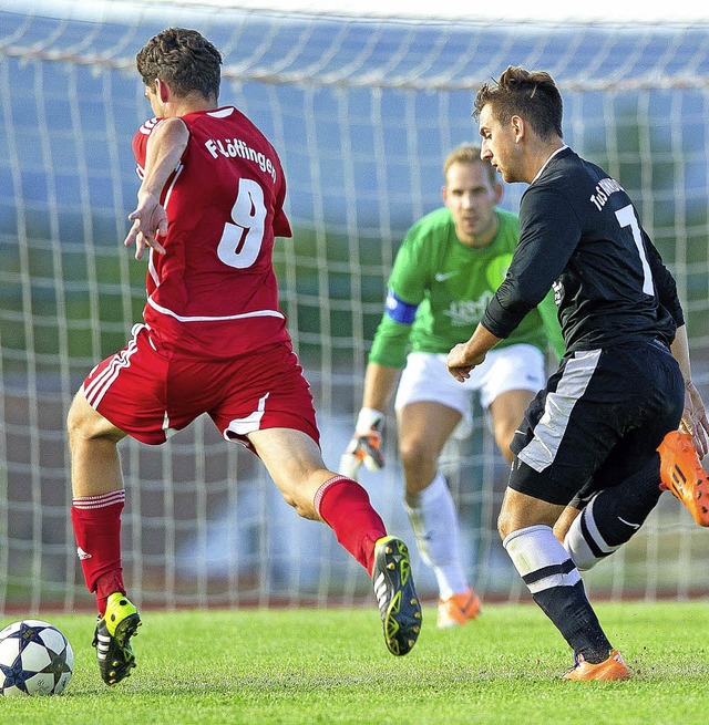 Nach einer Woche Urlaub nicht zu brems...Dominik Kohler (rechts) kommt zu spt.  | Foto: scheu