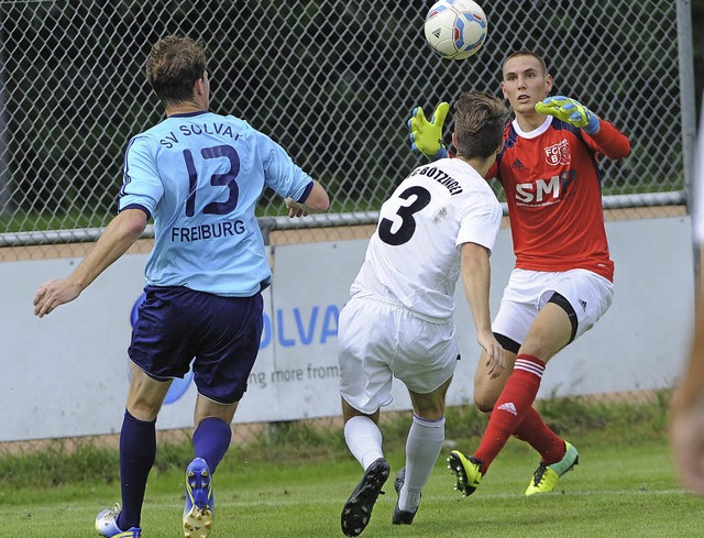 Der Ex-Btzinger Fabian Beckert (links...B-Keeper   Marco Preu das Nachsehen.   | Foto: Keller