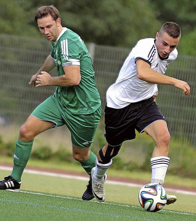 Der FC Zell setzt sich  gegen den FC W...e Cannova (rechts) gegen Ralf Kiefer.   | Foto: Meinrad Schn