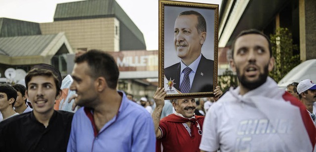 Allen Grund zu lcheln: Erdogan-Anhnger am Sonntagabend in Istanbul  | Foto: AFP
