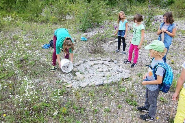 Kinder spielen mit Freude in der Natur