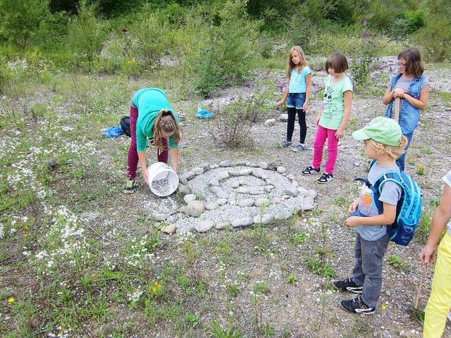 Kreativ zeigten sich die Kinder in der Kiesgrube.   | Foto: ZVG