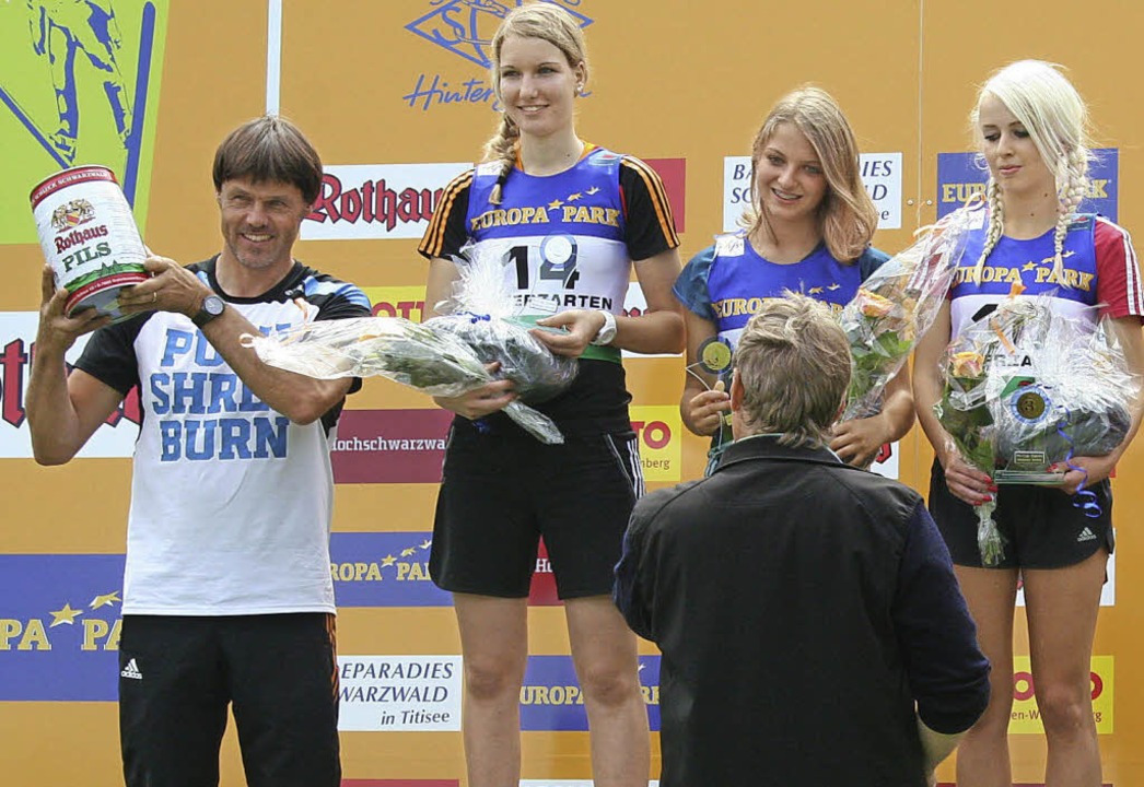 Siegerehrung mit Trainer (von links): ..., Gianina Ernst und Juliane Seyfarth.   | Foto: maurer