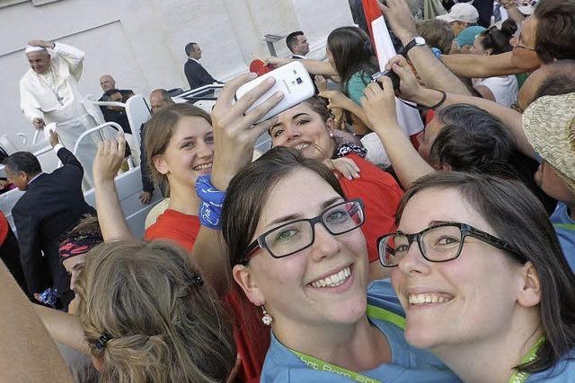 Ein Selfie mit dem Papst als Souvenir