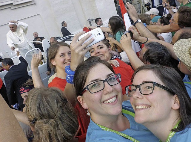 Ein Selfie mit dem Papst gelang Kirste...n 50000 deutschen Ministranten in Rom.  | Foto: privat