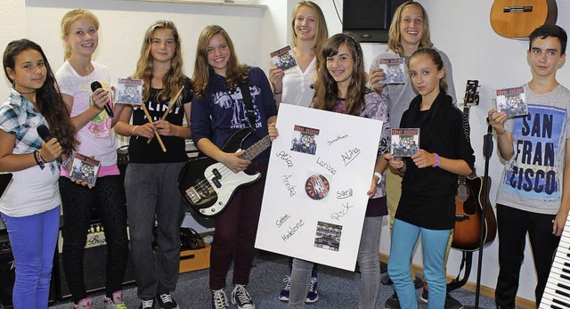 Sie sind stolz auf ihre erste CD, die ...ger Schulband &#8222;The nine&#8220;.   | Foto: Mario Schneberg