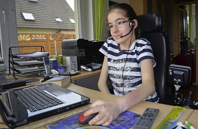 Lsst sich durch ihre Erkrankung nicht...a Mench mit Headset am Sprachcomputer.  | Foto: Fischer