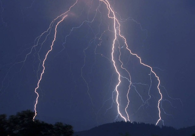Ein Blitzeinschlag bei einem heftigen ...ernet lngst nicht in jedem Haushalt.   | Foto: Symbolfoto: dpa (Patrick Seeger)