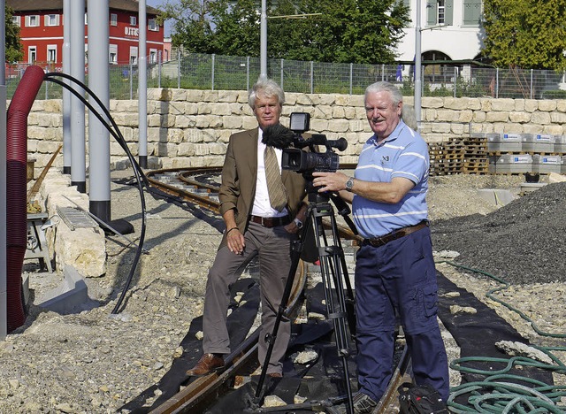 Projektleiter Rudolf Koger (links) zus...m-Wendeschleife bei letzten Aufnahmen   | Foto: Merstetter