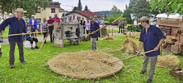 Die &#8222;Estelberg-Burschen&#8220; w...terhielten mit einer Dreschvorfhrung.  | Foto: Stefan Pichler