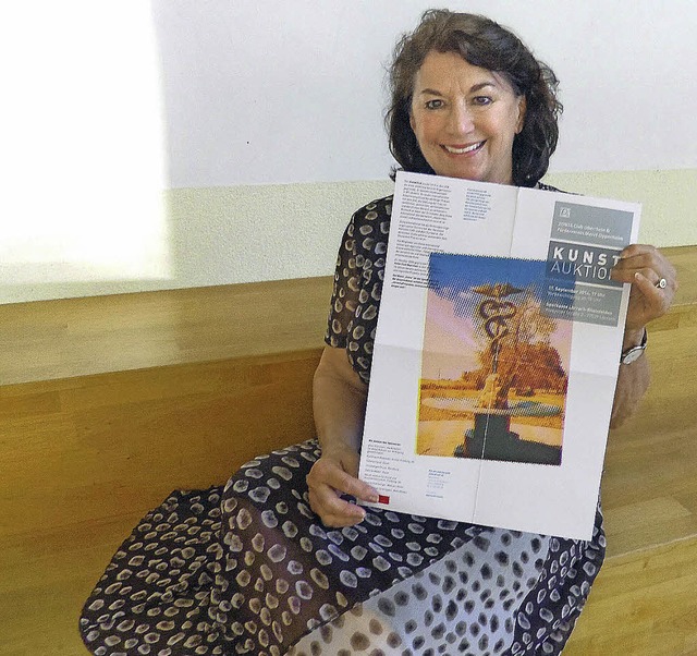 Birgit Rupp mit dem schnen Plakat, mi...nnen-Kunstauktion im September wirbt.   | Foto: Privat