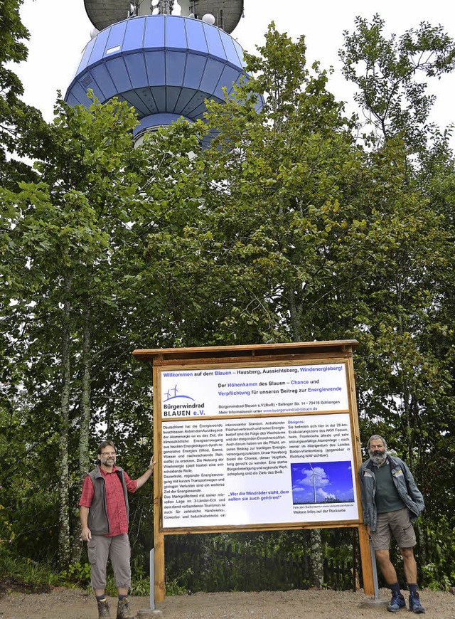 Kurt Mayer (links) und Hans Happle von... geplanten Windkraft auf dem Blauen.    | Foto: Behrendt