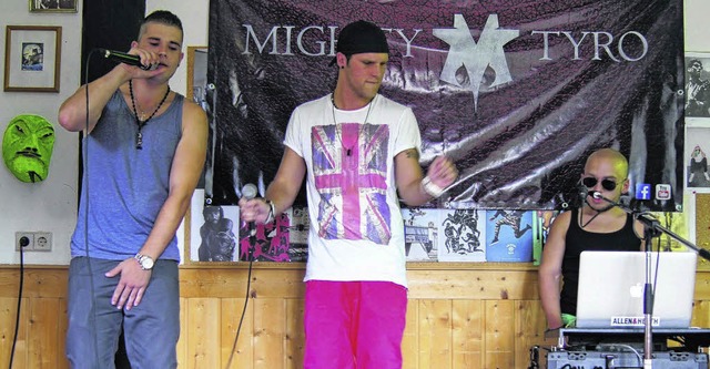 Die drei Jungs von &quot;Mighty Tyro&q...m Jugendcaf zum Tanzen und Mitsingen.  | Foto: Dana Coordes