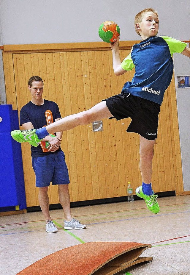 Begutachtete das Knnen der Handballta...ndball-Profi  Manuel Liniger (links).   | Foto: Privat