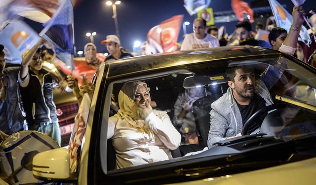 Anhnger Erdogans feiern ihren neuen Prsidenten in Istanbul.   | Foto: AFP