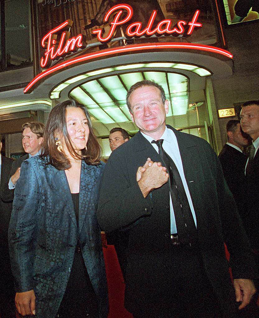 1999: Robin Williams und seine damalige Frau Marsha bei der Deutschlandpremiere der Neuverfilmung „Jakob der Lgner“ im Berliner Film-Palast.