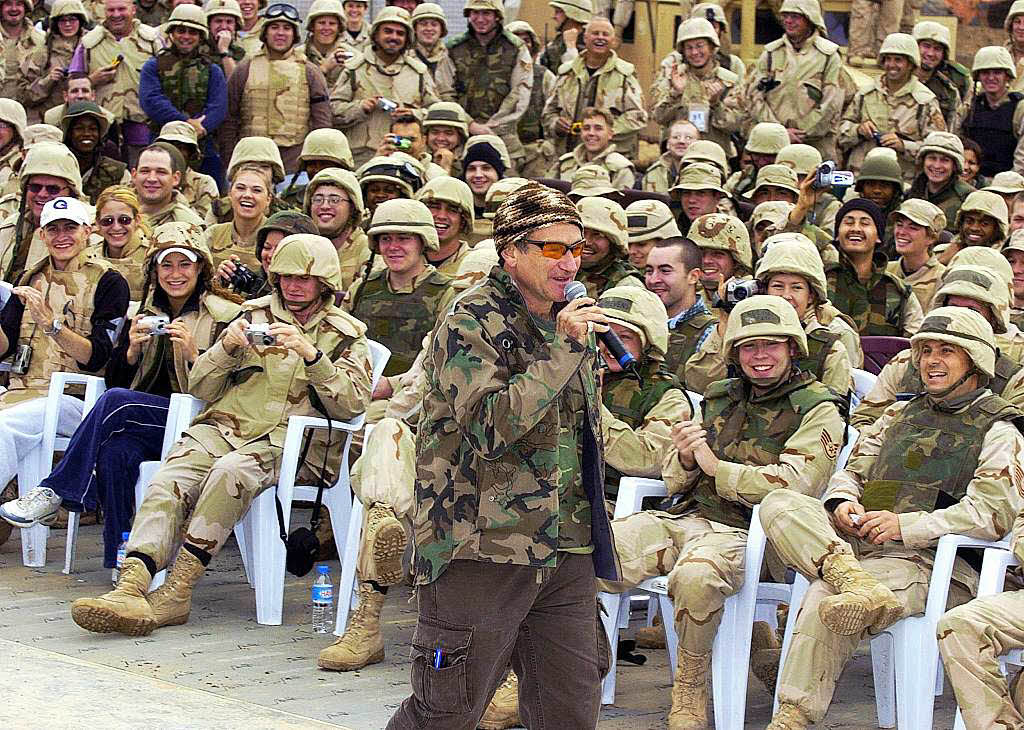2003: Williams in Carmouflage – Der Schauspieler unterhlt USO-Truppen in Baghdad.