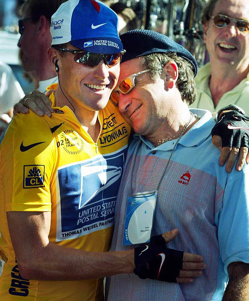 2002: Lance Armstrong  im Gelben Trikot des Gesamtfhrenden und Robin Williams  in Lannemezan vor dem Start der 12. Etappe der Tour de France.