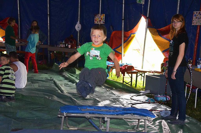 Gewagte Sprnge in  einem echten Zirku...en Kinder beim Zirkus Lamberti lernen.  | Foto: Artur Just