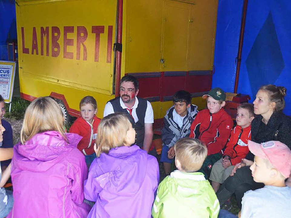 Aufmerksam hren die Kinder zu, was der Mann vom Zirkus Lamberti zu sagen hat  | Foto: Artur Just